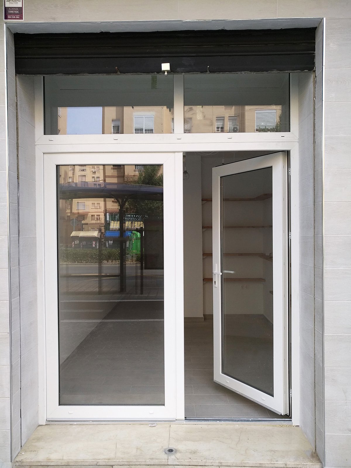 Puerta de terraza en PVC blanco, puertas oscilobatientes con persianas  integradas y con cristal int…