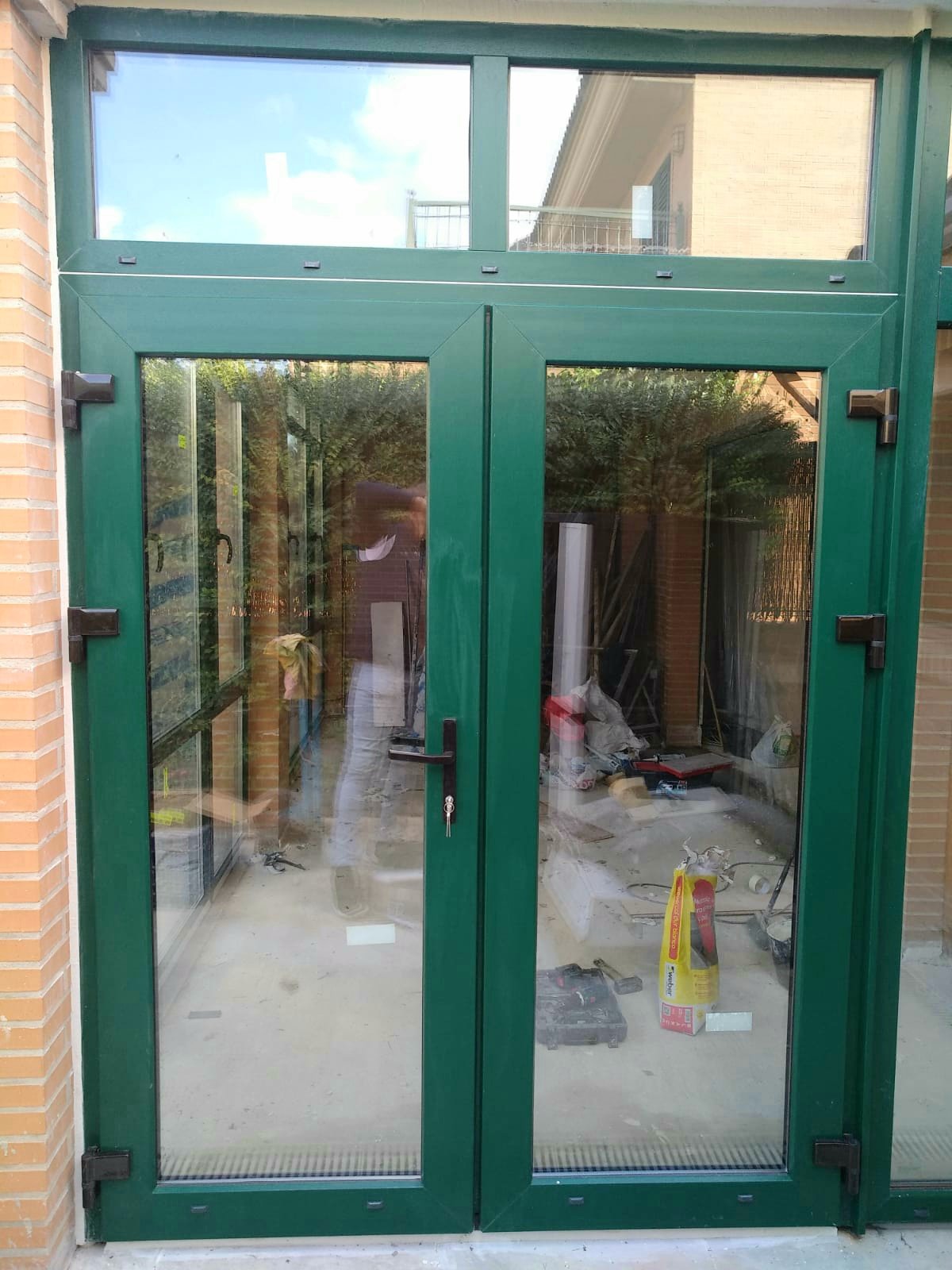 Puerta de exterior PVC REHAU, cerramiento porche y terraza. Con manilla cerradura en Valencia